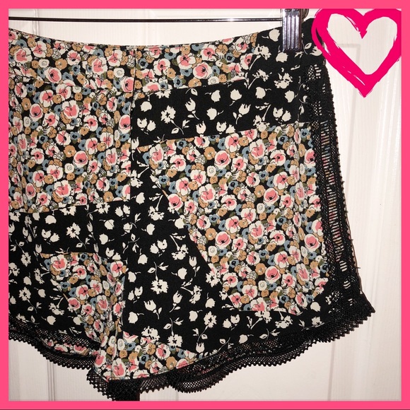 🌸 ❤️🔴SOLD❤️🔴 TopShop Patchwork Short Shorts 🌸 - Picture 3 of 5